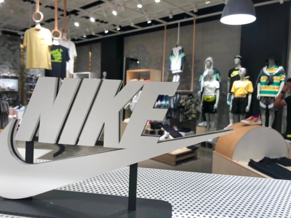 世界杯全球运动用品供应平台 耐克落潮, 安踏李宁上位, 市集和浮滥者齐变了