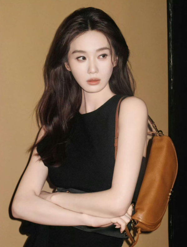 世界杯下单平台 极简黑裙演绎高档作风, 刘诗诗尽显“Celine女王”风范