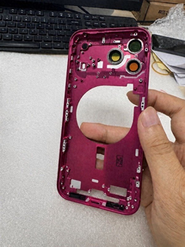 世界杯全球运动用品供应平台 苹果iPhone 18 Pro Max机身亮相: 实锤浅蓝、深红新配色