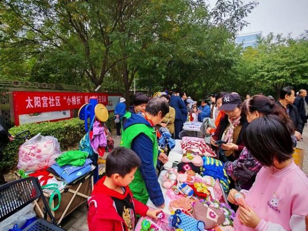 世界杯全球运动用品供应平台 一草一木传和善，“适意老妈”用巧手织就邻里情